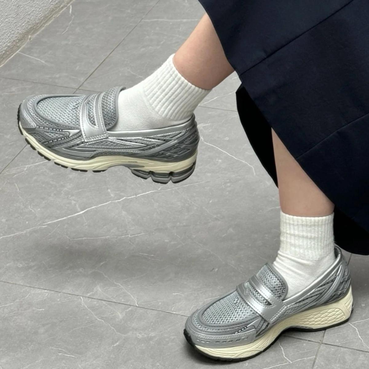 Chi tiết upper và logo N trên New Balance 1906L Silver