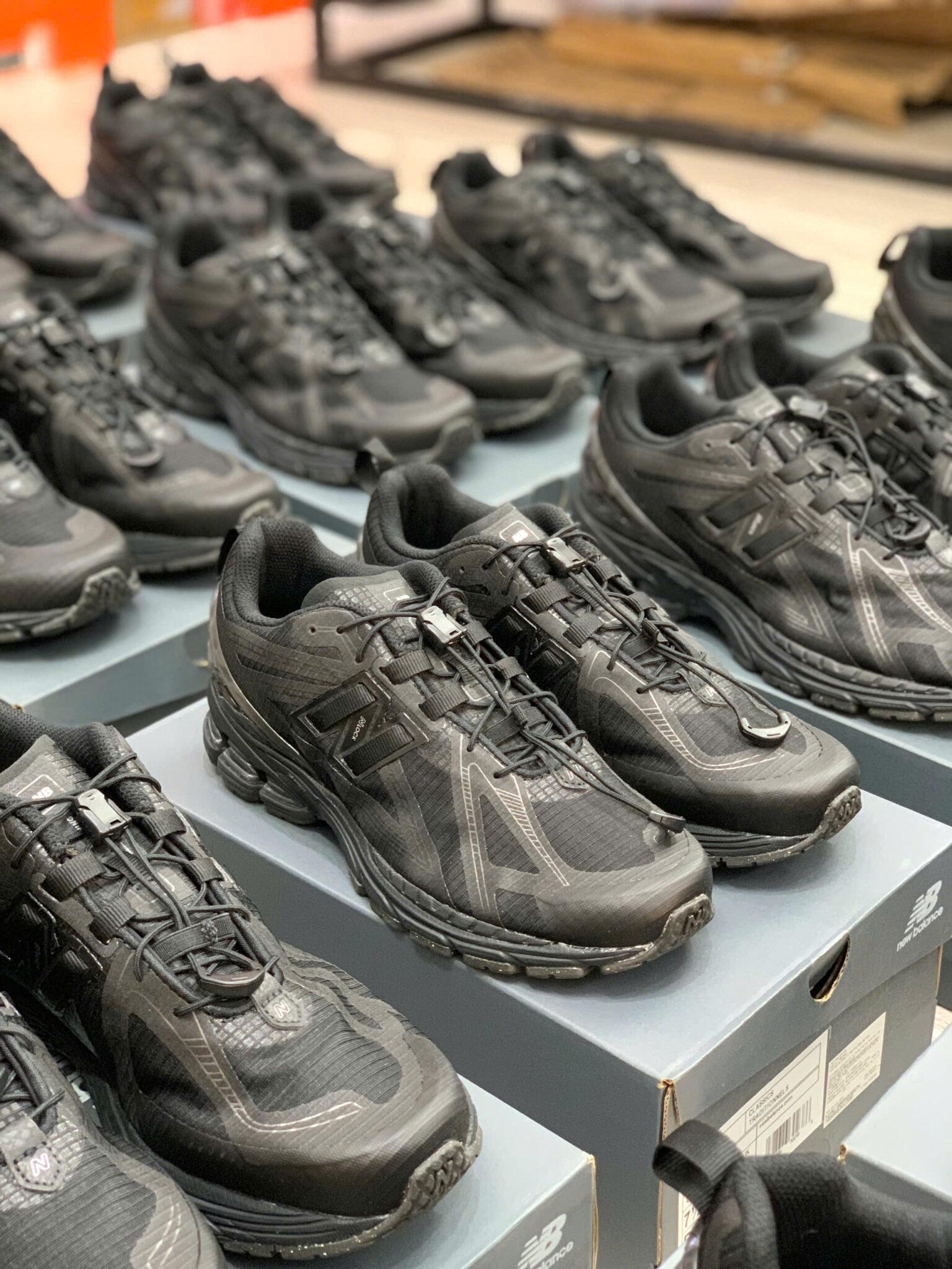 New Balance 1906R Black Out Pack U1906RNB nhìn nghiêng - phối màu đen với đế vàng ngà