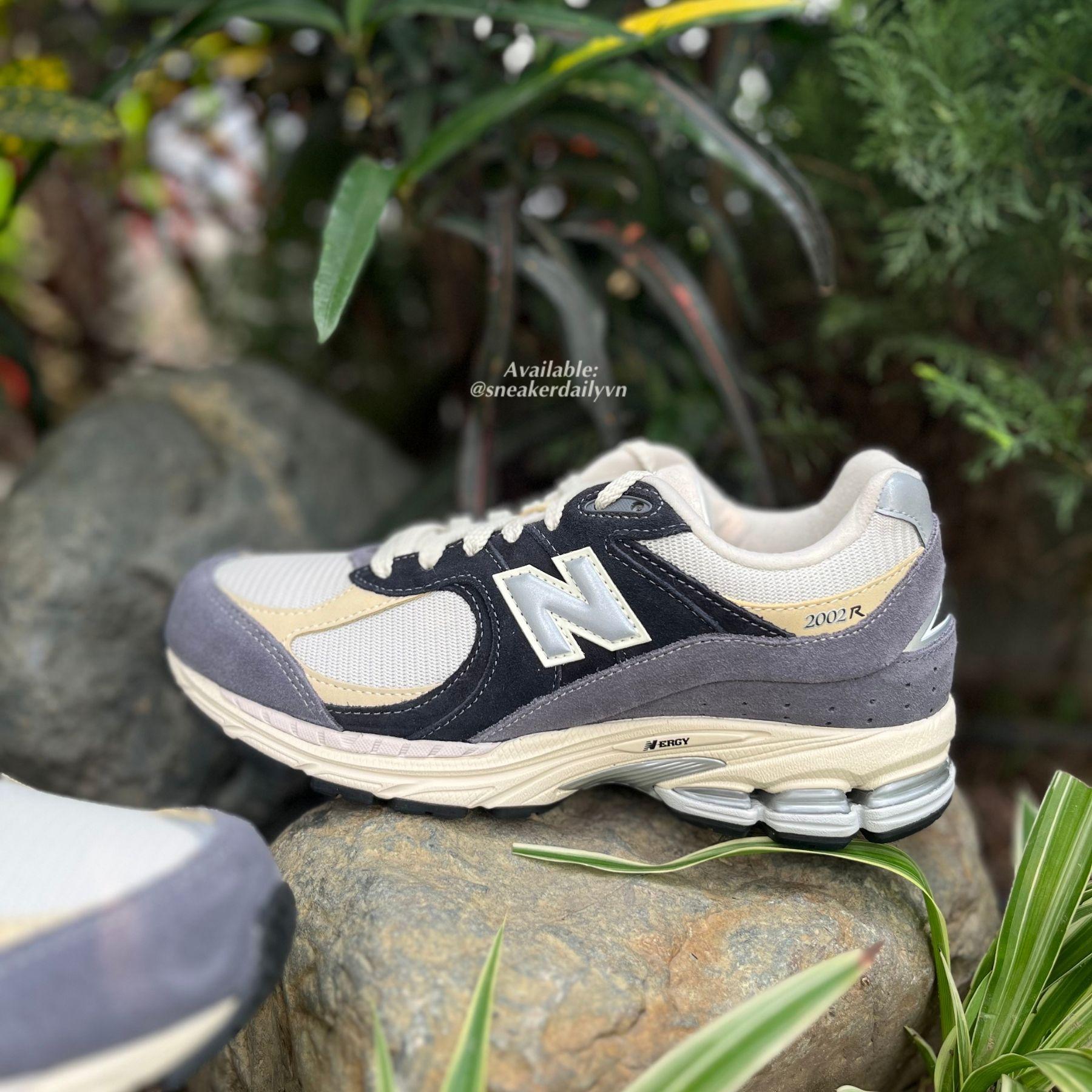Cận cảnh upper da và mesh của New Balance 2002R M2002RSH
