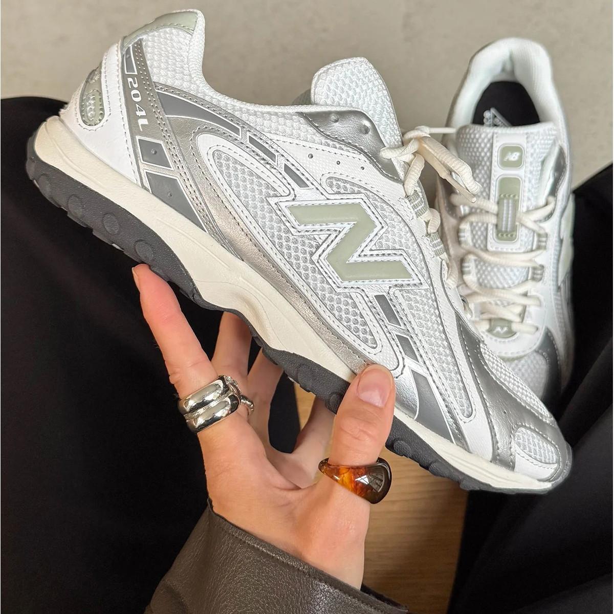 Chi tiết đế EVA và gai đế ngoài của New Balance 204L U204LSWB