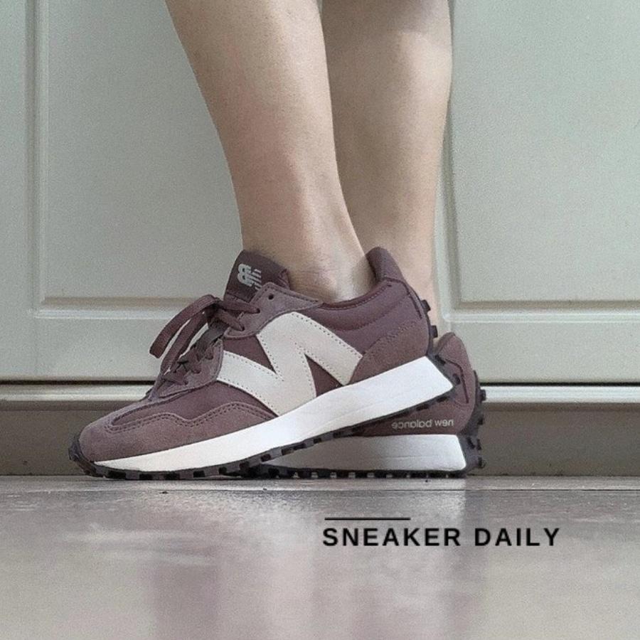 New Balance 327 Black Fig WS327FA nhìn nghiêng phối trang phục