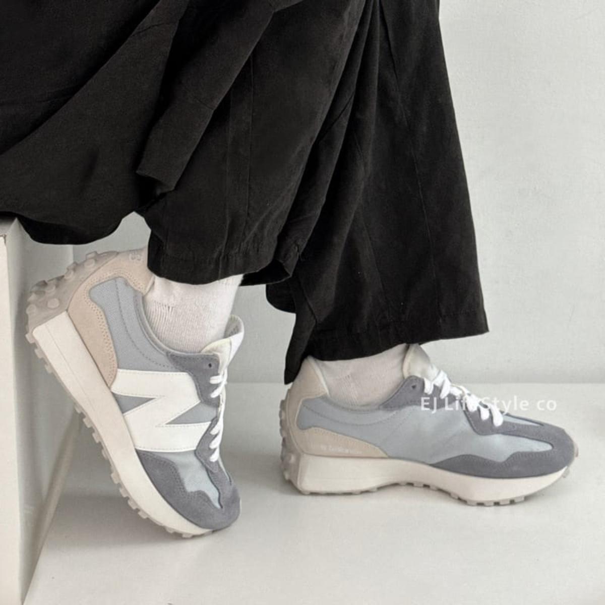 Chi tiết phối màu xám trắng trên New Balance 327 U327FF