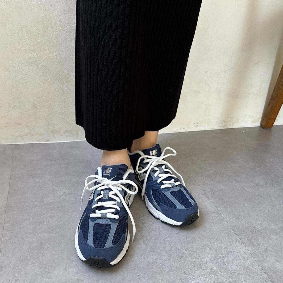 Chi tiết phối màu xanh trắng trên New Balance 530 MR530CA