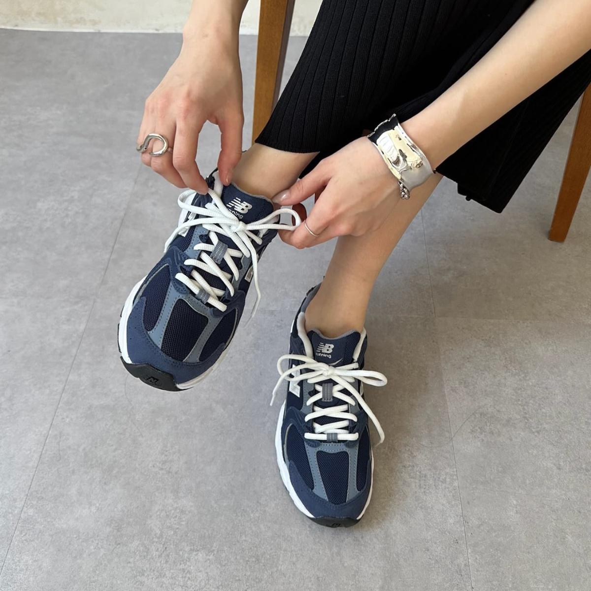 Upper suede và mesh của New Balance 530 Blue White
