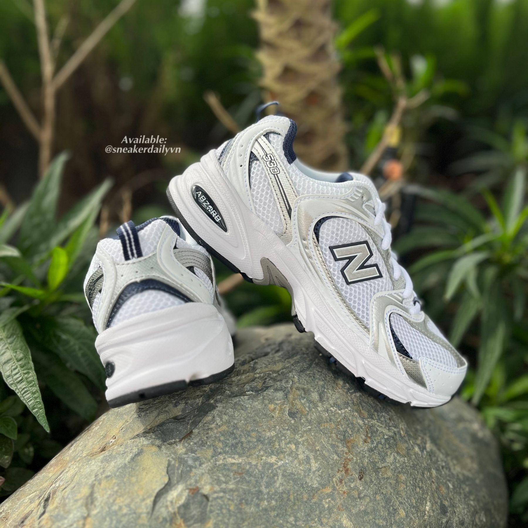 Chi tiết phối màu Navy trên upper Giày New Balance 530 MR530SG