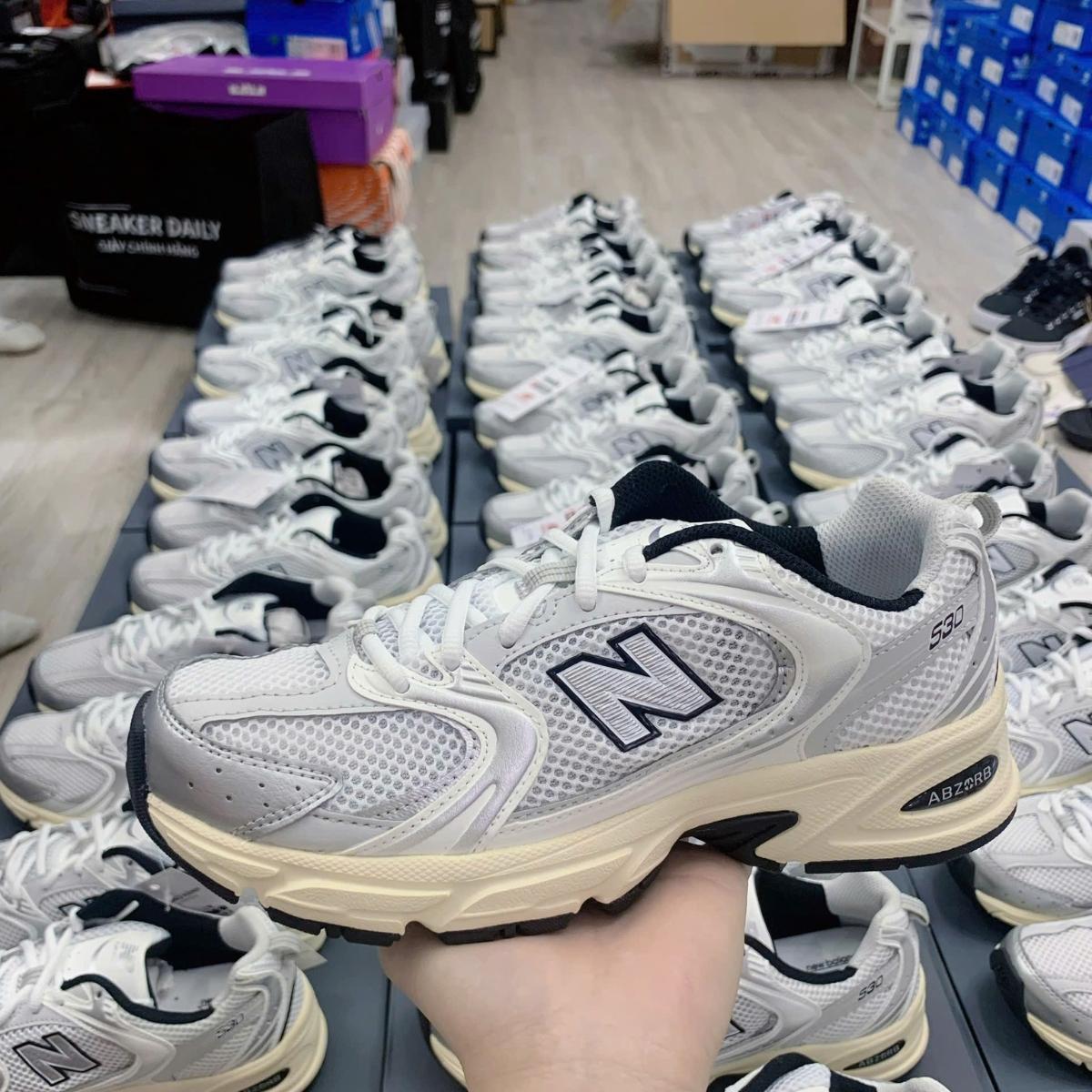 Chi tiết upper da lưới bạc và logo đen trên New Balance 530 MR530TA
