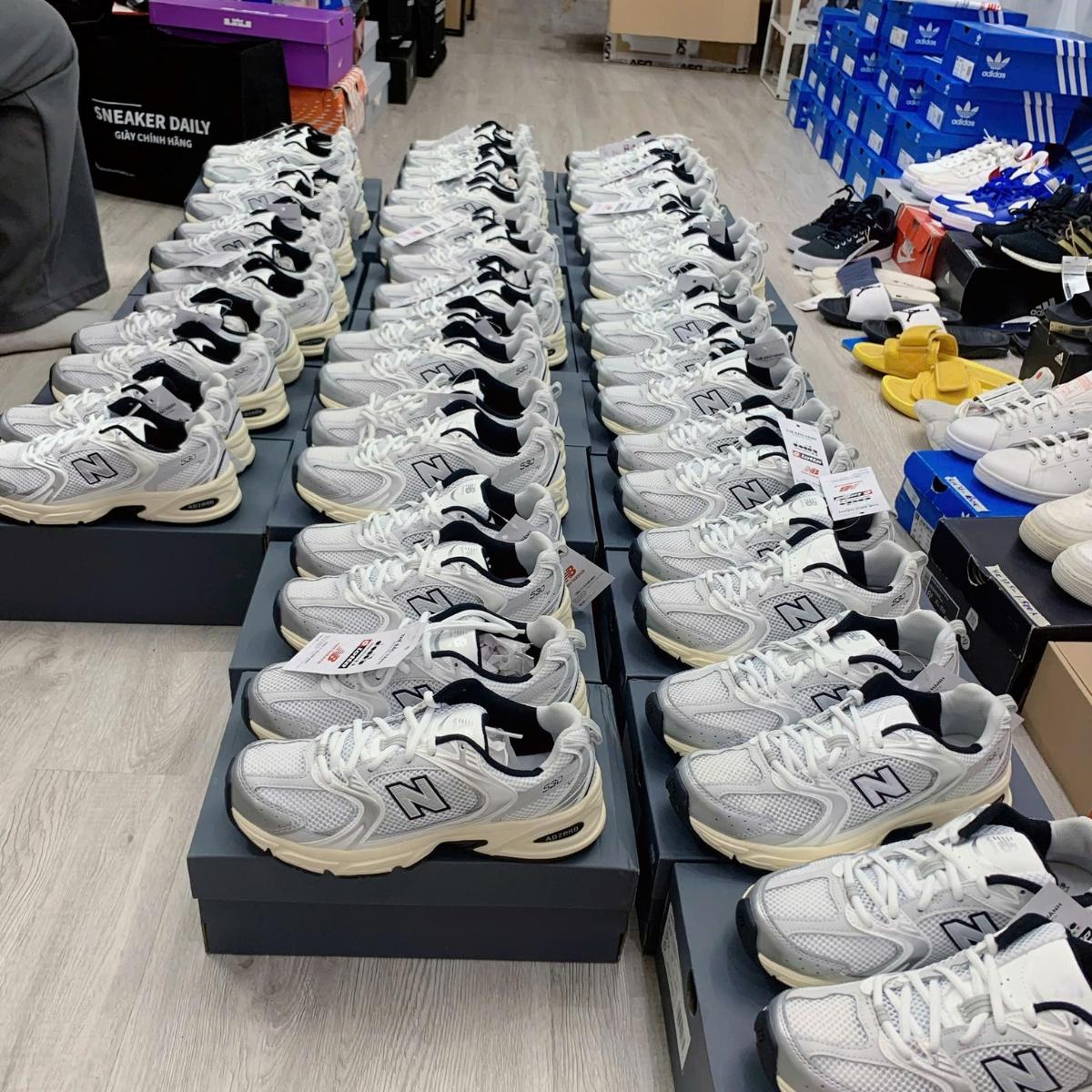 Đế giữa và đế ngoài cao su của New Balance 530 Silver Black MR530TA
