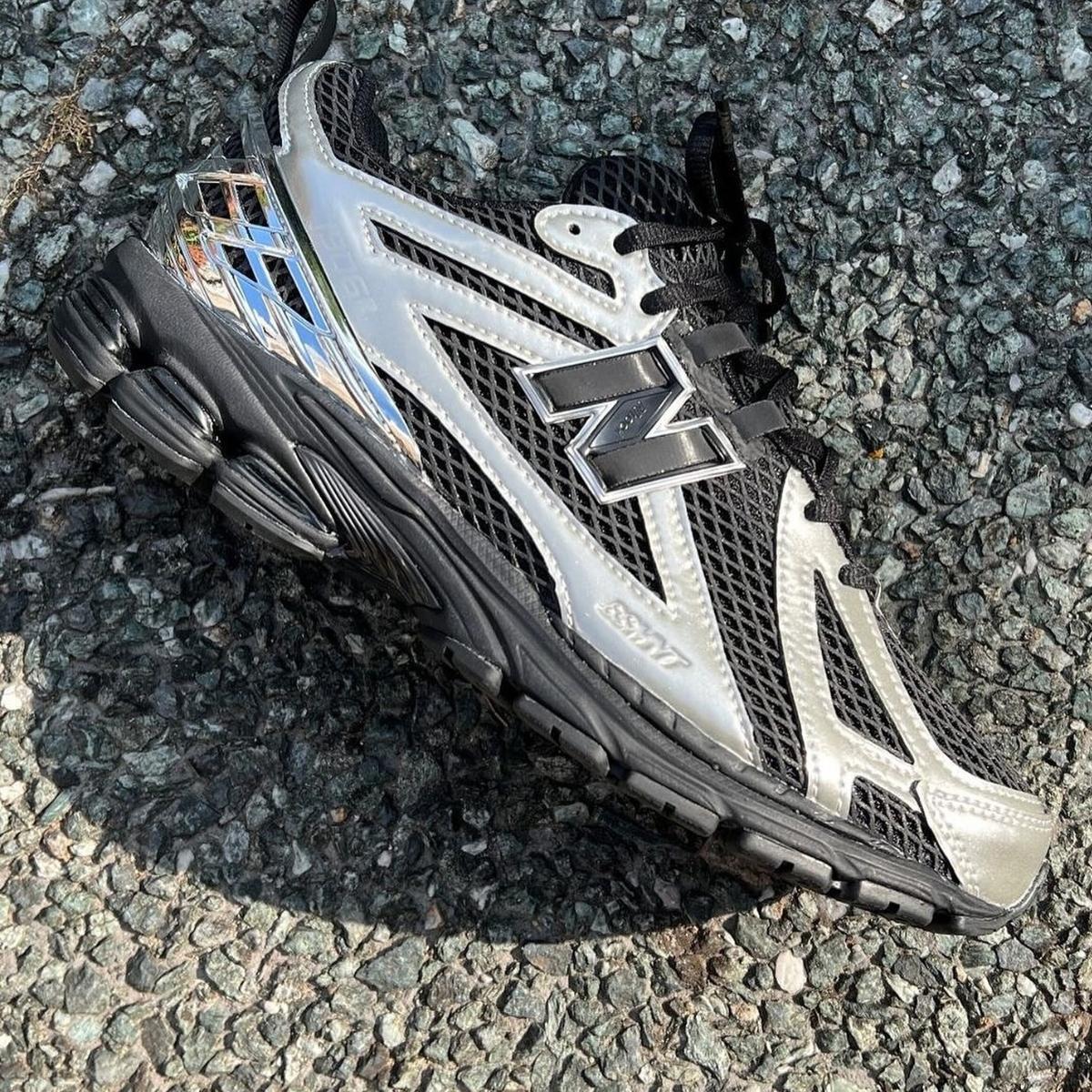 Chi tiết upper mesh nubuck và điểm nhấn bạc trên New Balance 1906R Black Silver