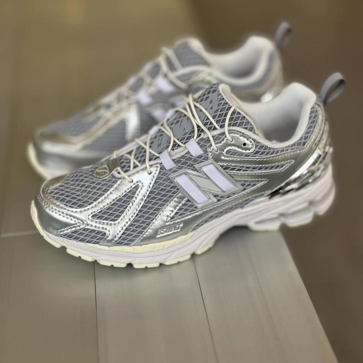 giay-new-balance-x-the-basement-1906r-silver-white-m1906rbt-2
