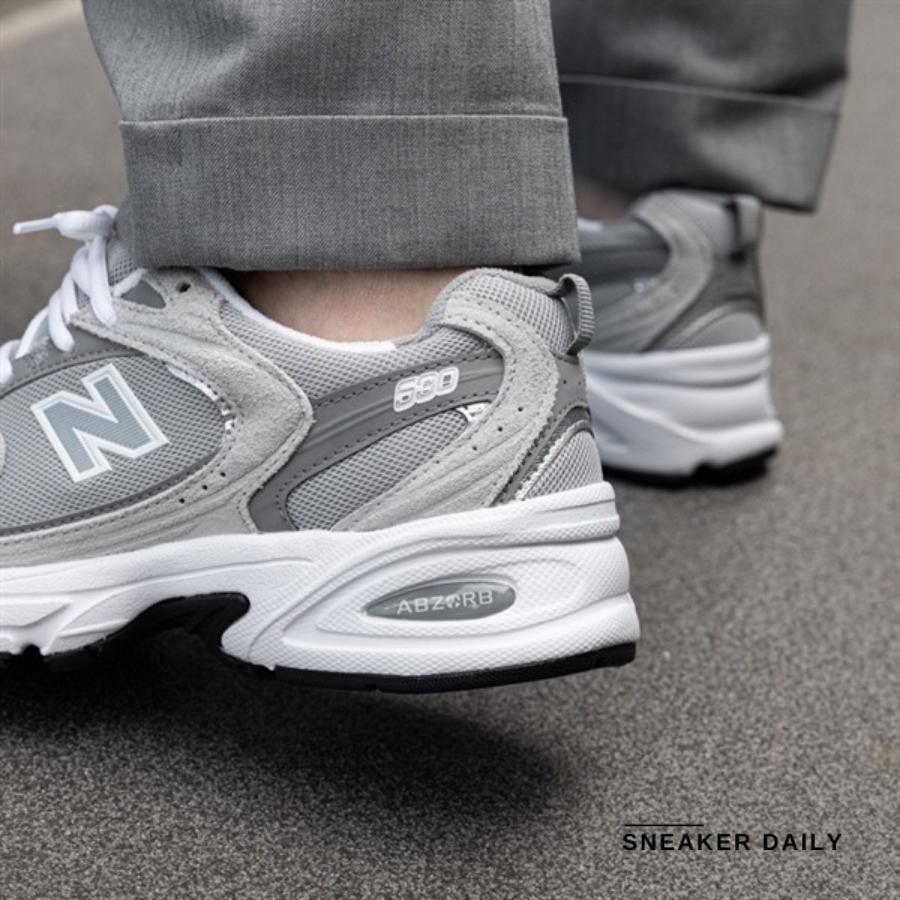Chi tiết phối màu xám trắng xanh lam của New Balance 530 Classic Grey MR530CB