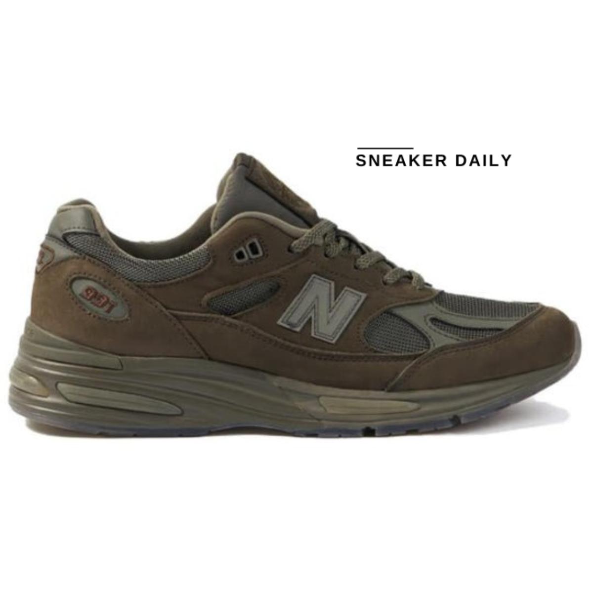 Chi tiết upper lưới olive và huy hiệu la bàn Stone Island trên 991v2 Military Green