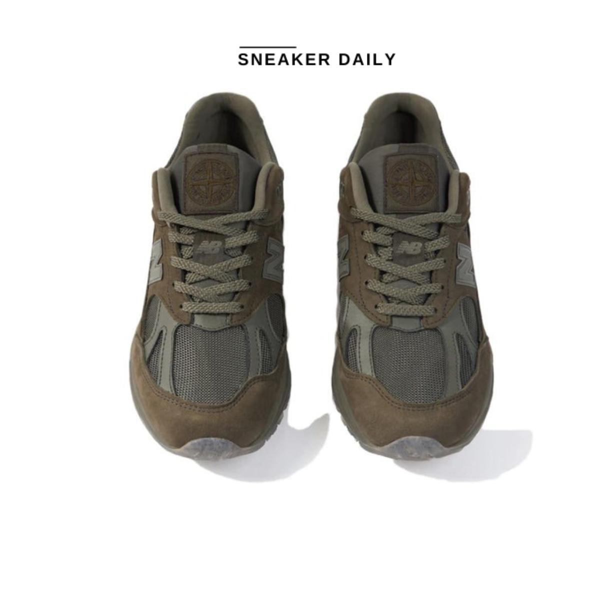 Góc nhìn side profile giày Stone Island x New Balance 991v2 Military Green U991SC2